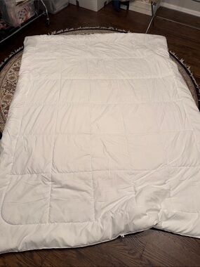 Plush White Comforter - Lightweight All-Season Comfort. Duvet insert